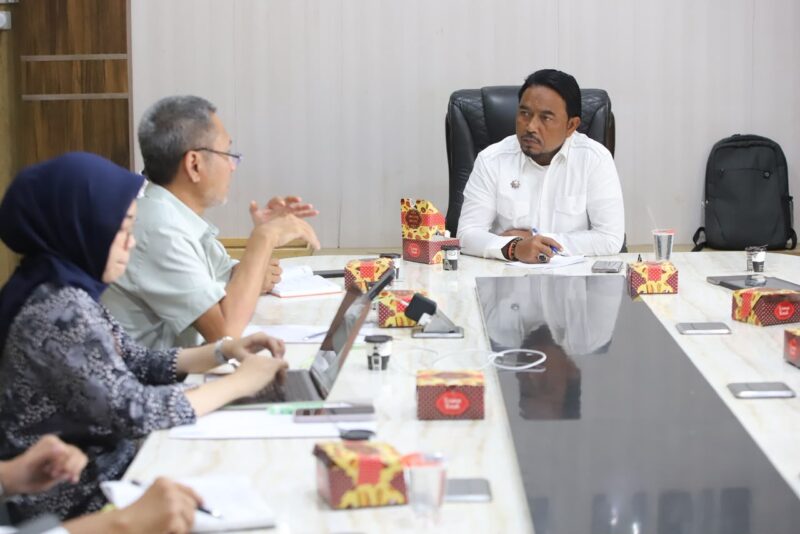 Plt Kepala BPBD Pidie, Apriadi dalam rapat koordinasi dengan Kemenko PMK di ruang rapat Sekdakab Pidie, Rabu (30/9/2026) (Foto.IST)