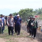 Kapolres Abdya AKBP Ade Gita Rachmadi bersama rombongan mengecek langsung karhutla di Simpang Gading Babahrot. Foto. Dok. Teukunizar/Noa.co.id