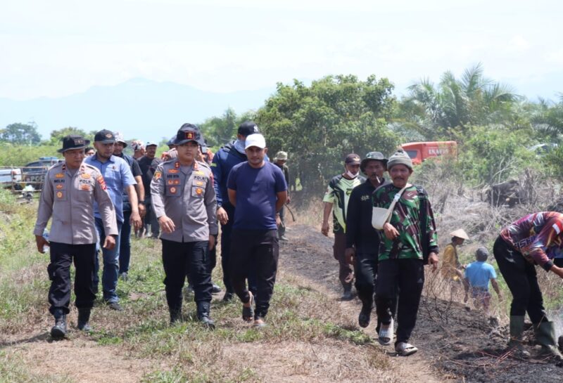 Kapolres Abdya AKBP Ade Gita Rachmadi bersama rombongan mengecek langsung karhutla di Simpang Gading Babahrot. Foto. Dok. Teukunizar/Noa.co.id