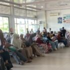 Penampakan antrian di Poliklinik RSUD TP Aceh Barat Daya. Foto. Dok. Teukunizar/noa.co.id