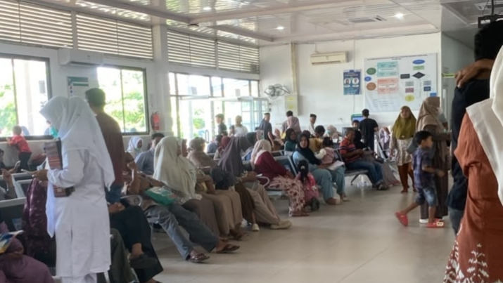 Penampakan antrian di Poliklinik RSUD TP Aceh Barat Daya. Foto. Dok. Teukunizar/noa.co.id