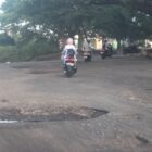 Salah satu lubang di jalan Komplek Pendidikan Padang Meurante, Abdya. Foto. Dok. Teukunizar/nona.co.id