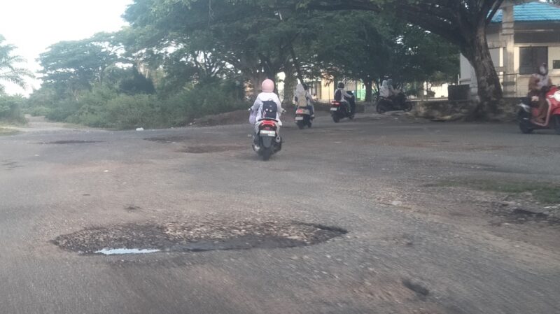 Salah satu lubang di jalan Komplek Pendidikan Padang Meurante, Abdya. Foto. Dok. Teukunizar/nona.co.id