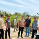 Rombongan Jamaludin Idham melihat pembangunan infrastruktur Perkumpulan Petani Pemakai Air (P3A) di Gampong Lhung Asan Blangpidie. Foto. Dok. Teukunizar/nona.co.id