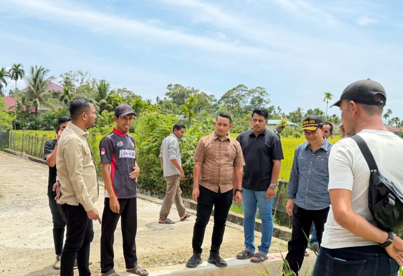 Rombongan Jamaludin Idham melihat pembangunan infrastruktur Perkumpulan Petani Pemakai Air (P3A) di Gampong Lhung Asan Blangpidie. Foto. Dok. Teukunizar/nona.co.id