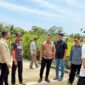 Rombongan Jamaludin Idham melihat pembangunan infrastruktur Perkumpulan Petani Pemakai Air (P3A) di Gampong Lhung Asan Blangpidie. Foto. Dok. Teukunizar/nona.co.id