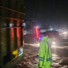 Personil Satlantas Polres Abdya mengatur lalulintas di titik banjir. Foto. Dok. Teukunizar/nona.co.id