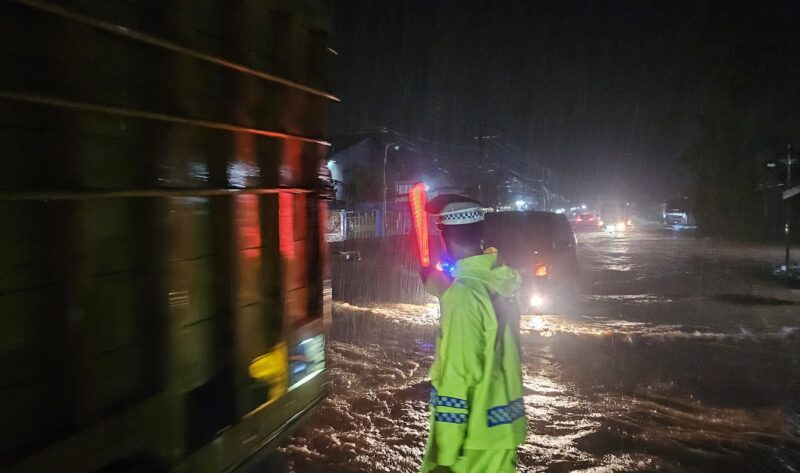 Personil Satlantas Polres Abdya mengatur lalulintas di titik banjir. Foto. Dok. Teukunizar/nona.co.id