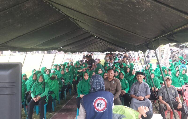 Dandim Abdya Letkol Inf. Rana Mega Al-Amin, S.I.P., yang didampingi oleh istrinya selaku Ketua Persit Kartika Chandra Kirana (KCK) Cabang XXXII Dim 0110/Abdya, yaitu Ny. Ifa Rana Mega serius mengikuti pelatihan bantuan hidup dasar dalam rangka HUT TNI. Foto. Dok. Teukunizar/noa.co.id