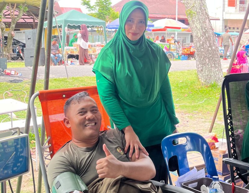 Dandim Letkol Inf. Rana Mega Al-Amin, S.I.P., didampingi oleh istrinya selaku Ketua Persit Kartika Chandra Kirana (KCK) Cabang XXXII Dim 0110/Abdya, Ny. Ifa Rana Mega saat donor darah. Foto. Dok. Teukunizar/noa.co.id