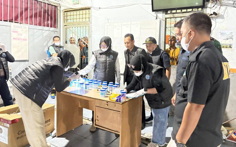 Prosesi tes urine warga binaan lapas Blangkejeren dan petugas saat razia gabungan. Foto. Dok. Teukunizar/noa.co.id