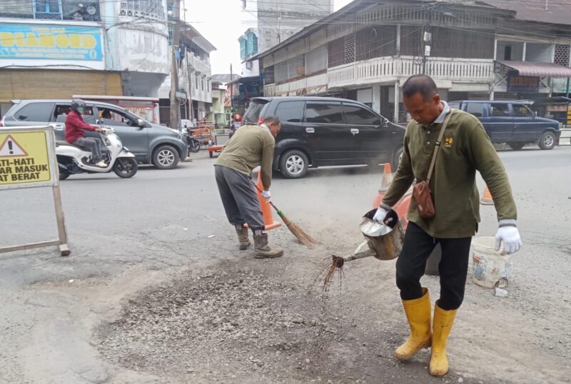 Petugas dari PUPR Abdya melakukan tambal sulam pada jalan yang berlubang di jalan pusat Kota Blangpidie. Foto. Dok. Teukunizar/nona.co.id