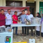 Jamaluddin menyerahkan bantuan peralatan produksi tersebut sebagai dukungan terhadap peningkatan kapasitas dan produktivitas kelompok usaha masyarakat. Foto. Dok. Teukunizar/noa.co.id
