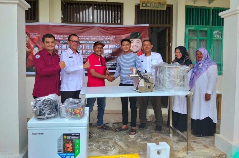 Jamaluddin menyerahkan bantuan peralatan produksi tersebut sebagai dukungan terhadap peningkatan kapasitas dan produktivitas kelompok usaha masyarakat. Foto. Dok. Teukunizar/noa.co.id