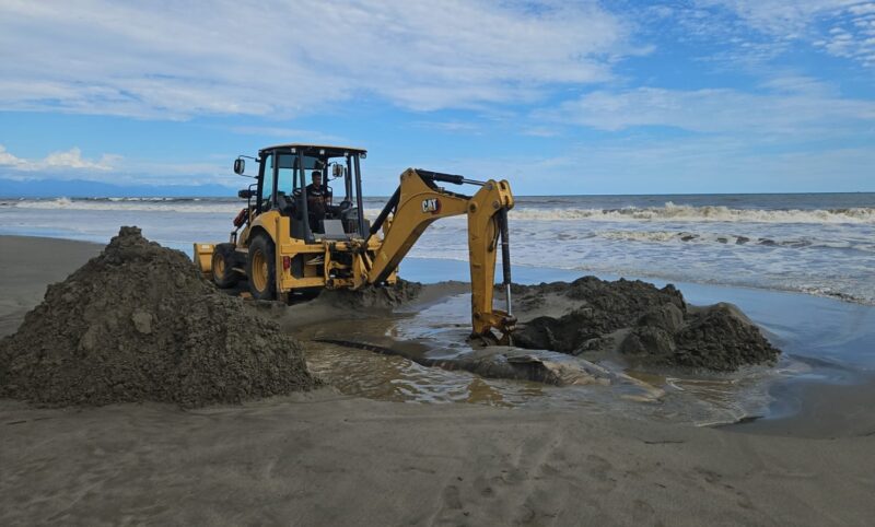 Petugas BPBK Abdya menggunakan alat berat mengubur bangkai hiu paus yang mati akibat terdampar di Pesisir pantai Lama Tuha. Foto. Dok. Teukunizar/nona.co.id