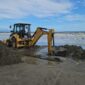 Petugas BPBK Abdya menggunakan alat berat mengubur bangkai hiu paus yang mati akibat terdampar di Pesisir pantai Lama Tuha. Foto. Dok. Teukunizar/nona.co.id