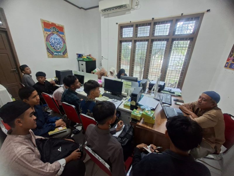 Calon kafilah MTQ Banda Aceh mengikuti pembinaan rutin yang digelar Dinas Syariat Islam bersama LPTQ di Mushalla Al-Bayan, Banda Aceh, Minggu (30/8/2026). Foto: Dok. Diskominfo Kota Banda Aceh