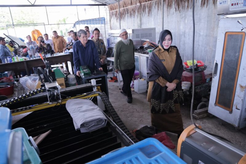 Wali Kota Banda Aceh Illiza Sa’aduddin Djamal meninjau proses pengolahan sampah dan produk daur ulang di KamiKita Community Center, Gampong Mulia, Kecamatan Kuta Alam, Banda Aceh, Senin (31/8/2026). Foto: Dok. Prokopim Kota Banda Aceh