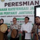 Wali Kota Banda Aceh Illiza Sa’aduddin Djamal bersama Direktur RSUD Meuraxa dr. Emiralda, M.Kes. saat melaunching Pelayanan Kateterisasi Anak dan Penyakit Jantung Bawaan di RSUD Meuraxa, Banda Aceh, Senin (31/8/2026). Foto: Dok. Diskominfo Kota Banda Aceh