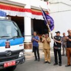 Wakil Gubernur Aceh, H. Fadhlullah, didampingi Asisten Administrasi Umum Sekda Aceh, Dr. A. Murtala, M.Si, Kadinsos Aceh, Budi Afrizal, S.KM, M.KM, Staf Ahli Gubernur Aceh Bidang Keistimewaan Aceh, Sumber Daya Manusia, dan Hubungan Kerja Sama, Dr. Husnan, ST, MP, dan Kepala Biro Administrasi Pimpinan Setda Aceh, Akkar Arafat, S.STP, M.Si, saat melepas secara simbolis pendistribusian bantuan logistik bencana ke 23 Kabupaten/Kota di Aceh, di Kantor Gubernur Aceh, Banda Aceh, Selasa (1/9/2026). Foto: Dok. Biro Adpim Setda Aceh 
