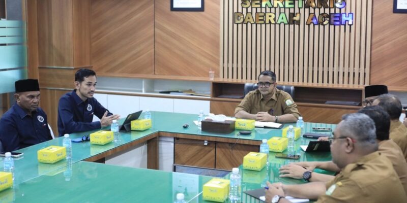 Plt. Sekda Aceh, Taufik, ST, M.Si, didampingi Asisten Administrasi Umum Sekda Aceh, Dr. A. Murtala, M.Si, Staf Ahli Gubernur Aceh Bidang Keistimewaan Aceh, Sumber Daya Manusia, dan Hubungan Kerja Sama, Dr. Husnan, ST, MP, dan para Kepala SKPA/Biro terkait, saat menerima audiensi jajaran Komisi Penyiaran Indonesia (KPI) Aceh, di Ruang Rapat Sekda Aceh, Banda Aceh Selasa, (1/9/2026). Foto: Dok. Biro Adpim Setda Aceh 