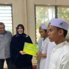 Wali Kota Banda Aceh Illiza Sa’aduddin Djamal menyerahkan secara simbolis beasiswa santri kepada penerima di Dayah Al Fathani Darussalam, Punge Blang Cut, Selasa (1/9/2026). Foto: Dok. Diskominfo Kota Banda Aceh