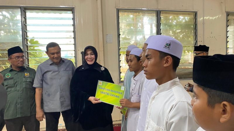 Wali Kota Banda Aceh Illiza Sa’aduddin Djamal menyerahkan secara simbolis beasiswa santri kepada penerima di Dayah Al Fathani Darussalam, Punge Blang Cut, Selasa (1/9/2026). Foto: Dok. Diskominfo Kota Banda Aceh