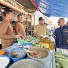 Asisten Perekonomian dan Pembangunan Setdakab Aceh Barat Wistha Nowar bersama jajaran terkait saat melakukan Sidak harga kebutuhan pokok di Pasar Bina Usaha Meulaboh, Selasa (1/9/2026). Foto: Dok. Pemkab Aceh Barat