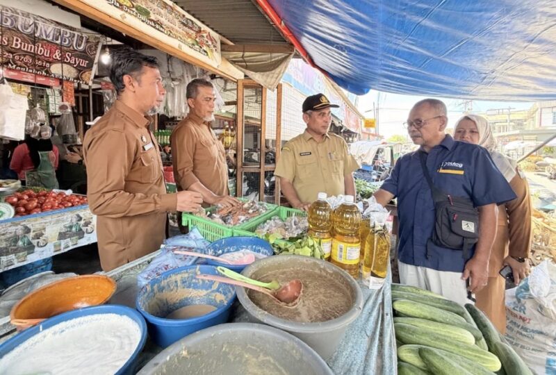 Asisten Perekonomian dan Pembangunan Setdakab Aceh Barat Wistha Nowar bersama jajaran terkait saat melakukan Sidak harga kebutuhan pokok di Pasar Bina Usaha Meulaboh, Selasa (1/9/2026). Foto: Dok. Pemkab Aceh Barat