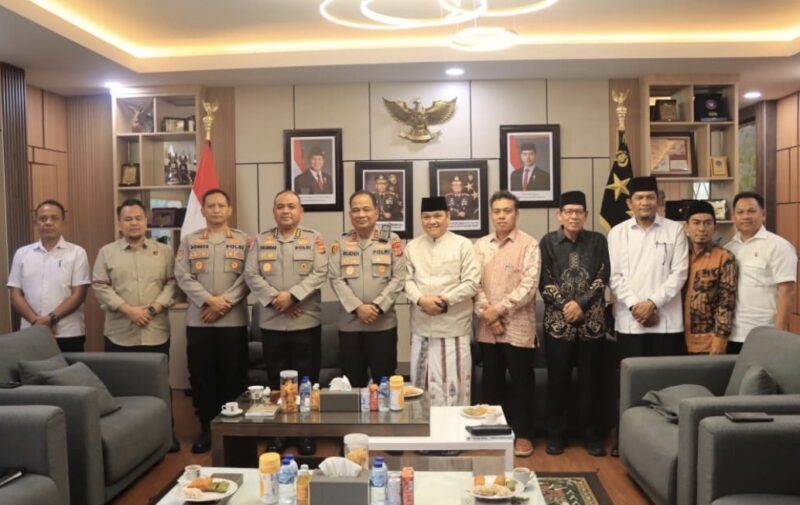Kapolda Aceh Irjen Pol. Ruddi Setiawan menerima kunjungan silaturahmi Ketua Badan Baitul Mal Aceh (BMA) Tgk. H. Muhammad Yunus M. Yusuf di ruang kerja Kapolda Aceh, Rabu (2/9/2026). Foto: Dok. Istimewa