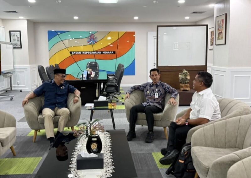 Bupati Aceh Barat Tarmizi SP, MM bersama Sekda Aceh Barat Dr. Ir. Kurdi ST, MT, MH saat menemui Kepala BKN RI Prof. Dr. Zudan Arif Fakrulloh di Kantor BKN, Cililitan, Kramat Jati, Jakarta Timur, Rabu (2/9/2026). Foto: Dok. Pemkab Aceh Barat 