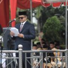 Plt. Sekda Aceh, Taufik, ST, M.Si, menyampaikan amanat saat bertindak sebagai Inspektur Upacara Peringatan Hari Pendidikan Daerah (Hardikda) Aceh ke-67, di halaman Kantor Gubernur Aceh, Banda Aceh, Rabu (2/9/2026). Foto: Dok. Biro Adpim Setda Aceh 