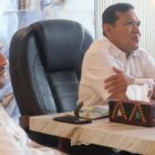 Wakil Gubernur Aceh, H. Fadhlullah, didampingi Kepala Badan Penghubung Pemerintah Aceh (BPPA) Said Marzuki, S.IP, M.Si, memimpin Rapat Koordinasi Percepatan Rehabilitasi dan Rekonstruksi Pascabencana secara virtual dari Aula Kantor (BPPA) di Jakarta, Rabu (2/9/2026). Foto: Dok. Biro Adpim Setda Aceh 