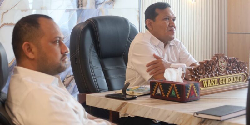 Wakil Gubernur Aceh, H. Fadhlullah, didampingi Kepala Badan Penghubung Pemerintah Aceh (BPPA) Said Marzuki, S.IP, M.Si, memimpin Rapat Koordinasi Percepatan Rehabilitasi dan Rekonstruksi Pascabencana secara virtual dari Aula Kantor (BPPA) di Jakarta, Rabu (2/9/2026). Foto: Dok. Biro Adpim Setda Aceh 