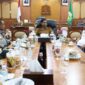 Gubernur Aceh H. Muzakir Manaf, didampingi Plt. Sekda Aceh, Taufik, ST, M.Si, menerima silaturahmi Ketua DPRA, Zulfadhli, A.Md, dan Kapolda Aceh, Irjen Pol Ruddi Setiawan, S.I.K, SH, MH, dalam rangka membahas kesiapsiagaan menghadapi bencana di Aceh, di Ruang Kerja Gubernur Aceh, Banda Aceh, Rabu (2/9/2026). Foto: Dok. Biro Adpim Setda Aceh 