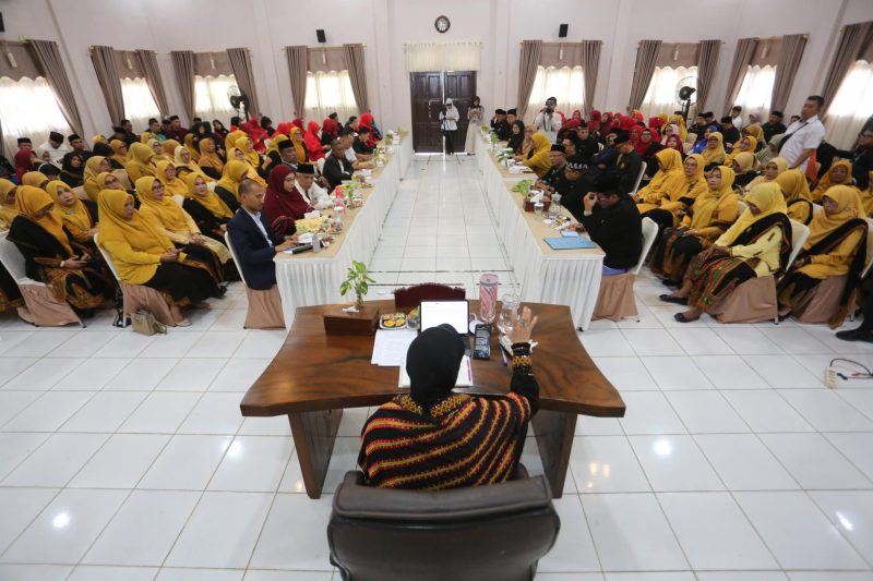 Wali Kota Banda Aceh Illiza Sa’aduddin Djamal berdialog bersama para kepala sekolah jenjang PAUD, SD, dan SMP se-Banda Aceh dalam rangka memperingati Hardikda 2026 di Aula SMPN 1 Banda Aceh, Rabu (2/9/2026). Foto: Dok. Diskominfo Kota Banda Aceh
