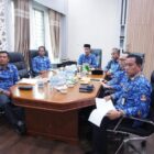 Suasana Rapat Koordinasi percepatan rehabilitasi dan rekonstruksi pascabencana hidrometeorologi di Aceh yang membahas pemulihan jaringan irigasi untuk mendukung ketahanan pangan, diikuti secara virtual dari Kantor Bupati Aceh Besar, Kota Jantho, Rabu (2/9/2026). Foto: Dok. MC Aceh Besar