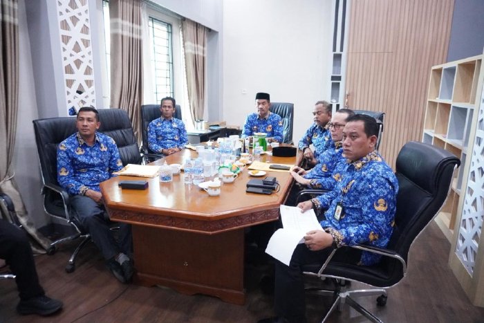 Suasana Rapat Koordinasi percepatan rehabilitasi dan rekonstruksi pascabencana hidrometeorologi di Aceh yang membahas pemulihan jaringan irigasi untuk mendukung ketahanan pangan, diikuti secara virtual dari Kantor Bupati Aceh Besar, Kota Jantho, Rabu (2/9/2026). Foto: Dok. MC Aceh Besar