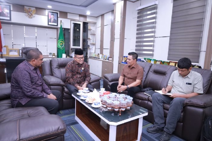 Bupati Aceh Besar H. Muharram Idris berdialog dengan Kakanwil Kemenag Aceh Drs. H. Azhari, M.Si didampingi Kakankemenag Aceh Besar saat audiensi terkait penguatan program Beut Kitab Bak Sikula dan Beut Ba’da Magrib, Kamis (3/9/2026). Foto: Dok. MC Aceh Besar