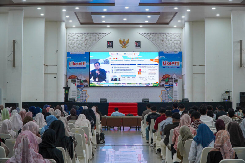 Sebanyak 500 mahasiswa dari berbagai perguruan tinggi di Banda Aceh mengikuti kegiatan LIKE IT 2026 bertema “Money Wise, Future Wise” di Auditorium Prof. Ali Hasjmy UIN Ar-Raniry, Kamis (3/9/2026). Foto: Dok. Istimewa 