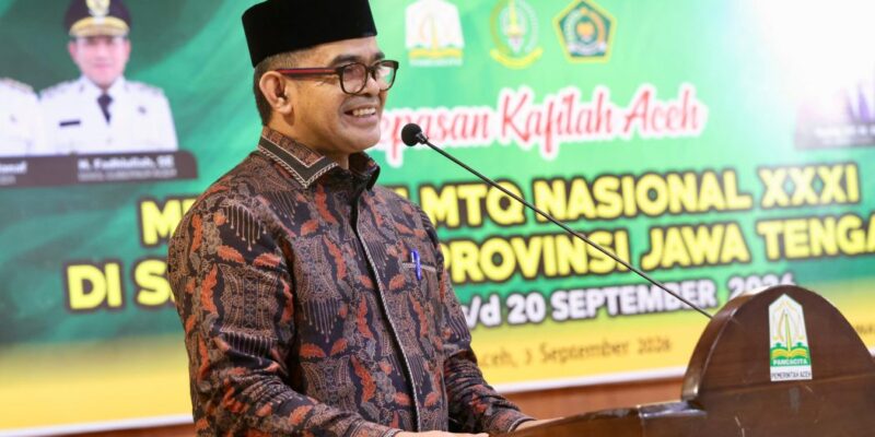 Plt. Sekda Aceh, Taufik, ST, M.Si, saat menyampaikan sambutan Gubernur Aceh sekaligus melepas Kafilah Aceh yang akan mengikuti MTQ Nasional XXI di Semarang, Jawa Tengah, Tahun 2026, di Gedung Serba Guna Setda Aceh, Banda Aceh, Kamis (3/9/2026). Foto: Dok. Biro Adpim Setda Aceh