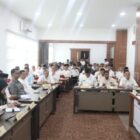 Plt. Sekda Aceh, Taufik, ST, M.Si, didampingi para Asisten, saat memimpin Rapat Persiapan Perubahan Rencana Kerja Pemerintah Aceh (RKPA) tahun 2026, di Ruang Rapat P2K Setda Aceh, Banda Aceh, Jum'at, (4/9/2026). Foto: Dok. Biro Adpim Setda Aceh 