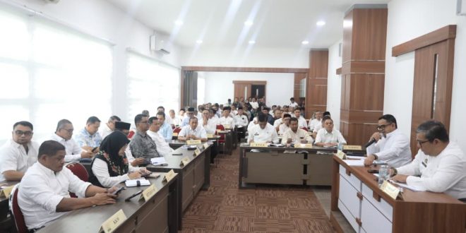 Plt. Sekda Aceh, Taufik, ST, M.Si, didampingi para Asisten, saat memimpin Rapat Persiapan Perubahan Rencana Kerja Pemerintah Aceh (RKPA) tahun 2026, di Ruang Rapat P2K Setda Aceh, Banda Aceh, Jum'at, (4/9/2026). Foto: Dok. Biro Adpim Setda Aceh 