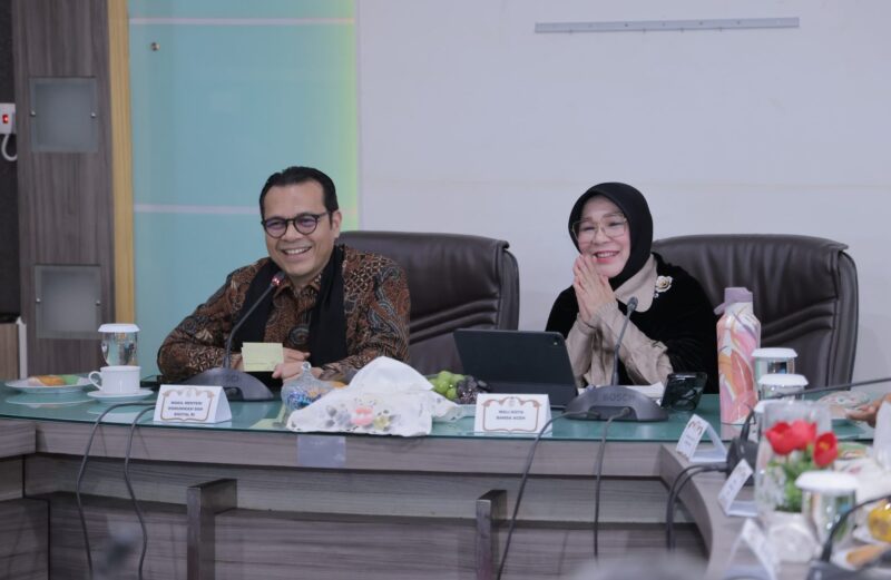 Wali Kota Banda Aceh Illiza Sa’aduddin Djamal dan Wamen Komdigi RI Nezar Patria memperkuat kolaborasi pengembangan talenta dan inovasi digital untuk mendorong Banda Aceh menjadi kota berbasis talenta, Jumat (4/9/2026). Foto: Dok. Prokopim Kota Banda Aceh