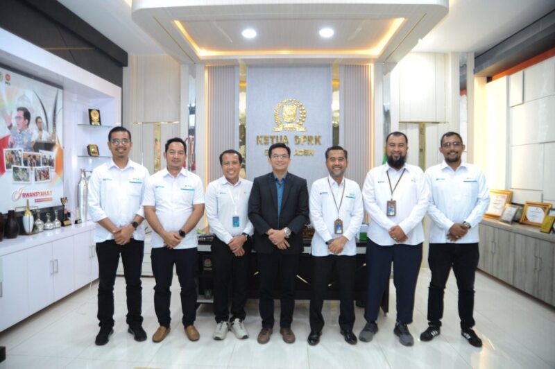 Ketua DPRK Banda Aceh Irwansyah, ST foto bersama Manajer PLN UP3 Banda Aceh Husni dan jajaran terkait kondisi kelistrikan serta kesiapsiagaan menghadapi bencana, Senin (31/8/2026). Foto: Dok. DPRK Banda Aceh