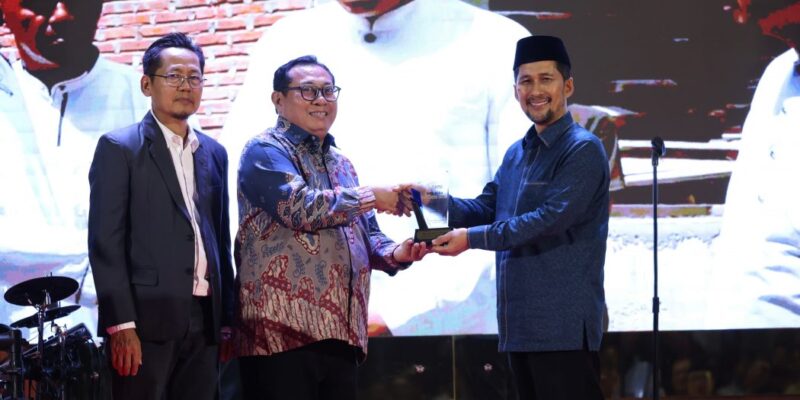 Asisten Pemerintahan, Keistimewaan Aceh, dan Kesejahteraan Rakyat Sekda Aceh, Drs. Syakir, M.Si, saat menerima penghargaan kepada Wakil Gubernur Aceh untuk kategori 