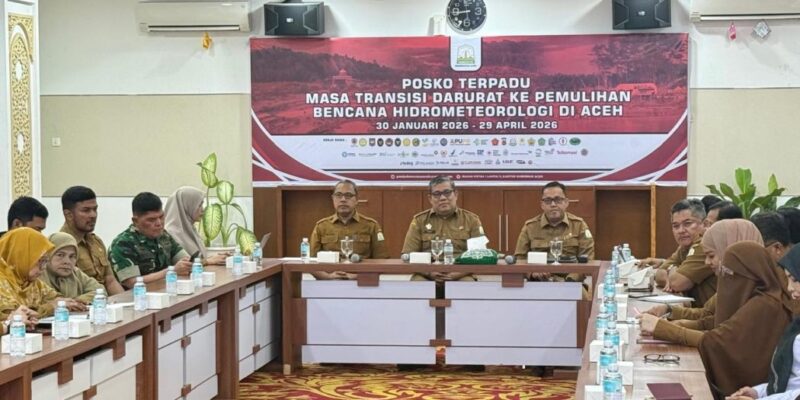 Asisten Perekonomian dan Pembangunan Sekda Aceh, Ir. T. Robby Irza, S.SiT, MT, didampingi Staf Ahli Gubernur Aceh Bidang Perekonomian, Keuangan, dan Pembangunan, Restu Andi Surya, S.STP, MPA, Kepala Biro Perekonomian Setda Aceh, Zaini, S.Sos, MM, beserta Tim Pengendalian Inflasi Daerah (TPID) Aceh, mengikuti Rakor Pengendalian Inflasi Tahun 2026 yang dirangkaikan dengan Rilis Pertumbuhan Ekonomi Kab/Kota Triwulan II Tahun 2026 yang dipimpin oleh Mendagri RI, Jenderal Polisi (Purn.) Prof. Drs. H. Muhammad Tito Karnavian, MA, Ph.D, secara virtual, dari Ruang Rapat Potensi Daerah I Setda Aceh, Banda Aceh, Senin (7/9/2026). Foto: Dok. Biro Adpim Setda Aceh 