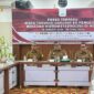 Asisten Perekonomian dan Pembangunan Sekda Aceh, Ir. T. Robby Irza, S.SiT, MT, didampingi Staf Ahli Gubernur Aceh Bidang Perekonomian, Keuangan, dan Pembangunan, Restu Andi Surya, S.STP, MPA, Kepala Biro Perekonomian Setda Aceh, Zaini, S.Sos, MM, beserta Tim Pengendalian Inflasi Daerah (TPID) Aceh, mengikuti Rakor Pengendalian Inflasi Tahun 2026 yang dirangkaikan dengan Rilis Pertumbuhan Ekonomi Kab/Kota Triwulan II Tahun 2026 yang dipimpin oleh Mendagri RI, Jenderal Polisi (Purn.) Prof. Drs. H. Muhammad Tito Karnavian, MA, Ph.D, secara virtual, dari Ruang Rapat Potensi Daerah I Setda Aceh, Banda Aceh, Senin (7/9/2026). Foto: Dok. Biro Adpim Setda Aceh 