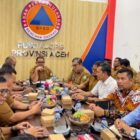 Plt. Sekda Aceh, Taufik, ST, M.Si, didampingi Asisten Perekonomian dan Pembangunan Sekda Aceh, Ir. T. Robby Irza, S.SiT, MT, dan para Kepala SKPA terkait, menggelar rapat bersama Tim Satgas PRRP Kemendagri RI dalam rangka membahas rehabilitasi dan rekonstruksi pascabencana hidrometeorologi Aceh, di Gedung Pusdalops Provinsi Aceh, Aceh Besar, Selasa (8/9/2026). Foto: Dok. Biro Adpim Setda Aceh