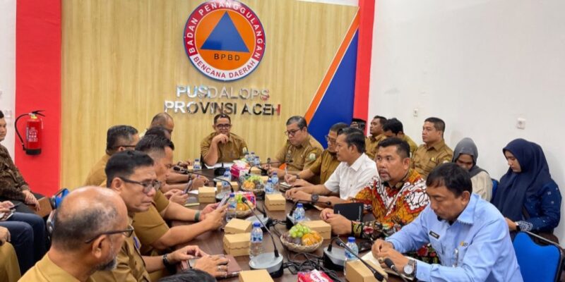 Plt. Sekda Aceh, Taufik, ST, M.Si, didampingi Asisten Perekonomian dan Pembangunan Sekda Aceh, Ir. T. Robby Irza, S.SiT, MT, dan para Kepala SKPA terkait, menggelar rapat bersama Tim Satgas PRRP Kemendagri RI dalam rangka membahas rehabilitasi dan rekonstruksi pascabencana hidrometeorologi Aceh, di Gedung Pusdalops Provinsi Aceh, Aceh Besar, Selasa (8/9/2026). Foto: Dok. Biro Adpim Setda Aceh 